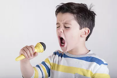 小孩学唱歌